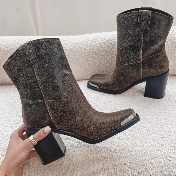 AMAZING LACE Dole Vita Falon Distressed Leather Moto Boots - Picture 1 of 2